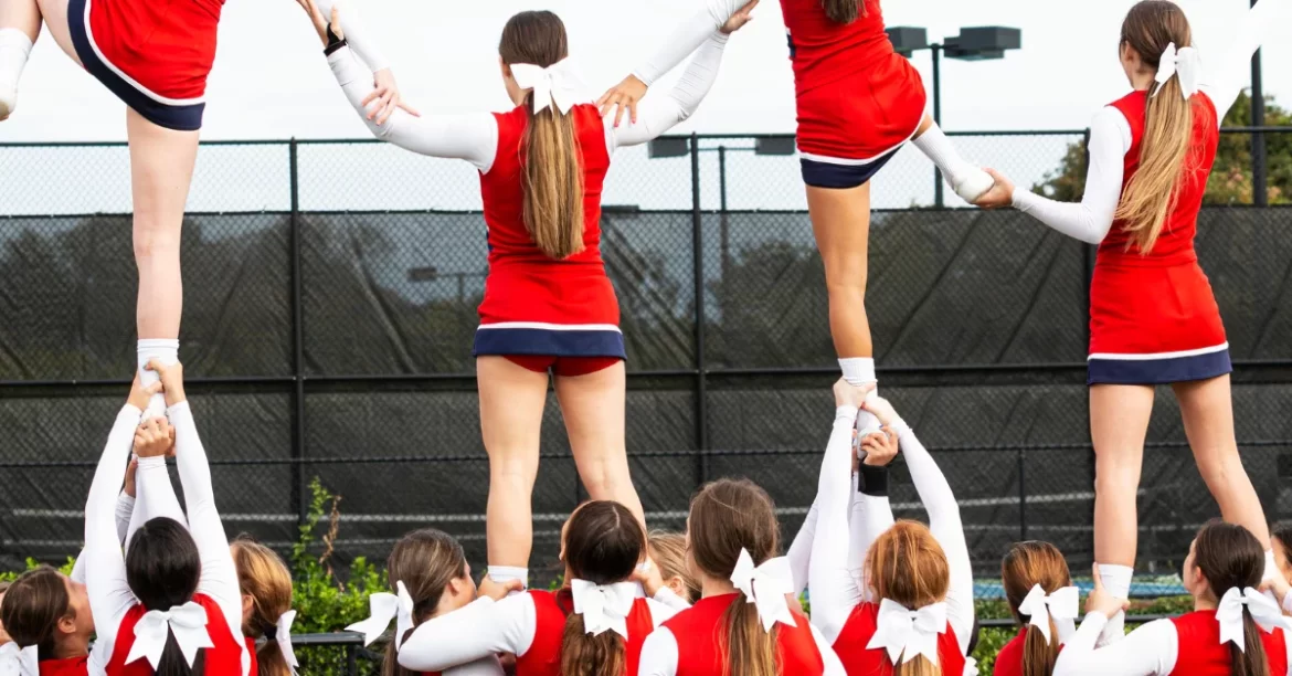 Pyramide de cheerleading lors d'un cheer camp