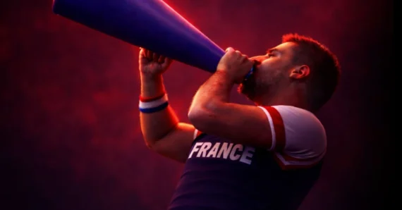 Cheerleader français criant au megaphone bleu