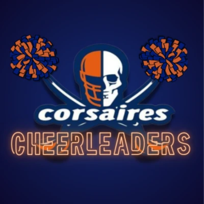 Tête de mort et de casque de foot US sur 2 sabres de pirates croisés, logo des Corsaires Cheerleaders d'Evry